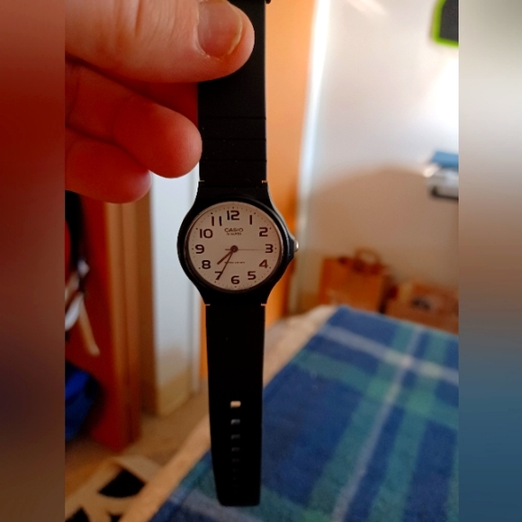 Casio/Quartz 1330 MQ-24 black watch! - Picture 4 of 4